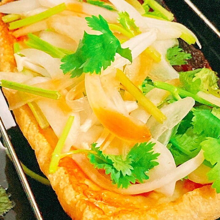 簡単おつまみ☆新玉ねぎとパクチーのお揚げピザ